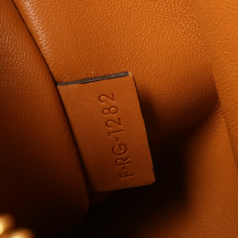 CELINE 牛皮皮革Bucket Triomphe金扣肩背袋-6