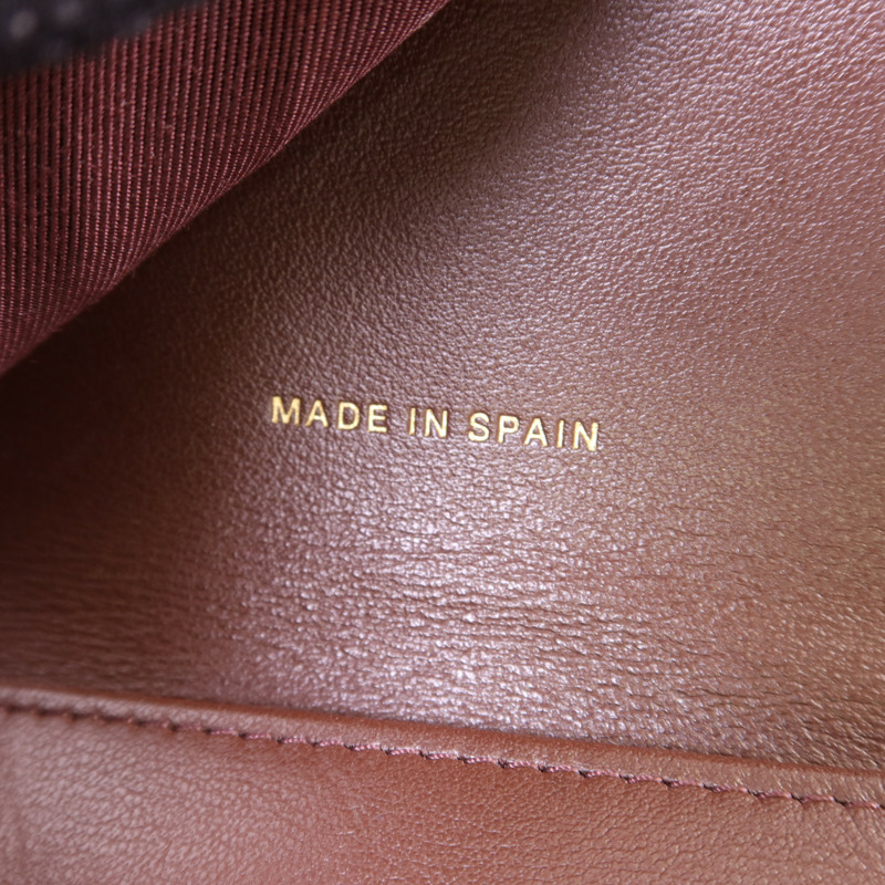 CHANEL 牛皮皮革Trifold Wallet金扣錢包-9