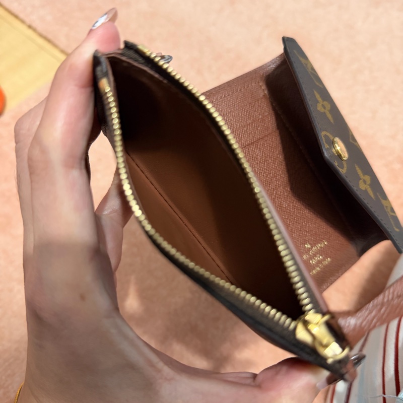 Louis Vuitton LV三折短夾（內咖啡色）-11