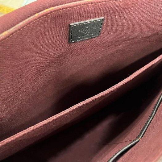 東區正精品㊣ LV M40386 原花黑色皮革邊翻蓋包斜背包郵差包大款 RZ6070-3