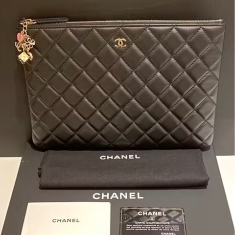 Chanel一字拉鍊吊飾手拿包