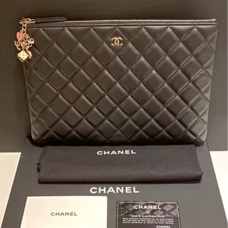 Chanel一字拉鍊吊飾手拿包-0