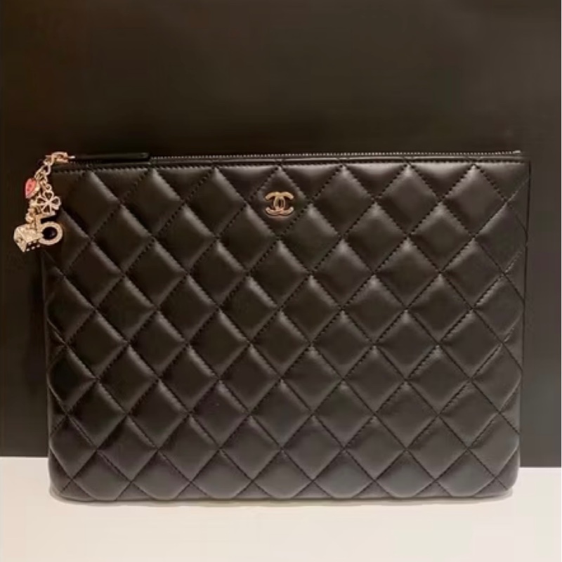 Chanel一字拉鍊吊飾手拿包-1