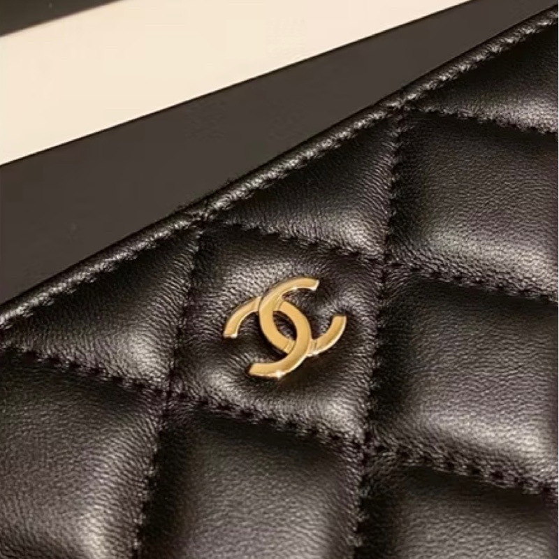 Chanel一字拉鍊吊飾手拿包-2