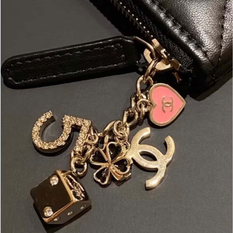 Chanel一字拉鍊吊飾手拿包-3