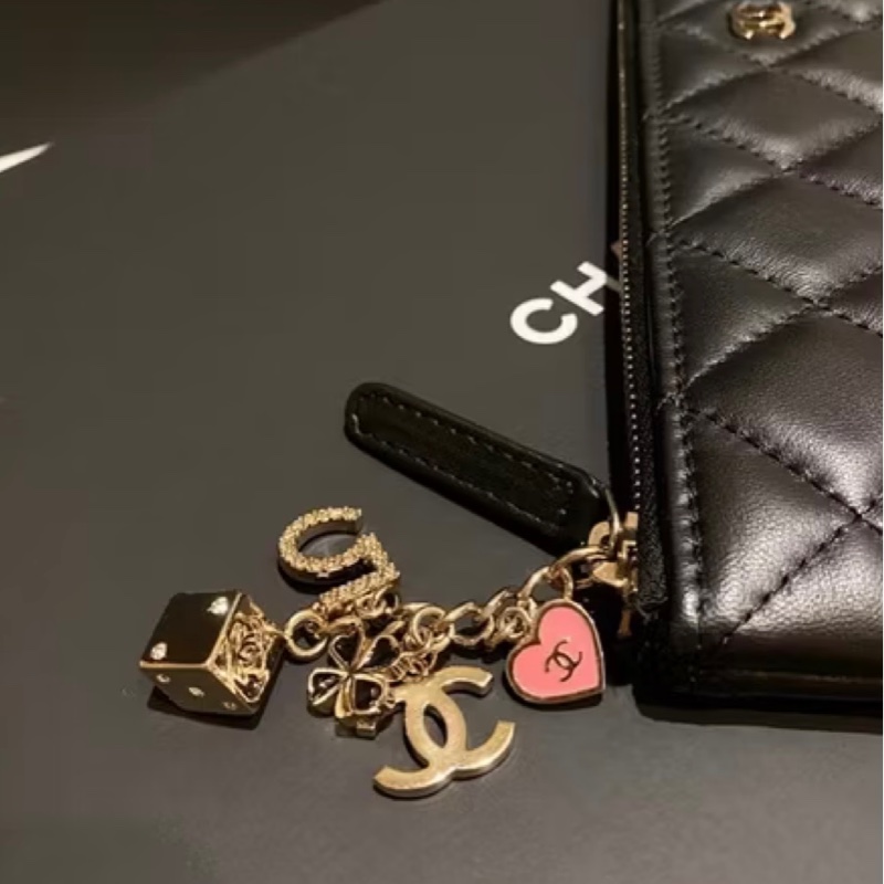 Chanel一字拉鍊吊飾手拿包-4