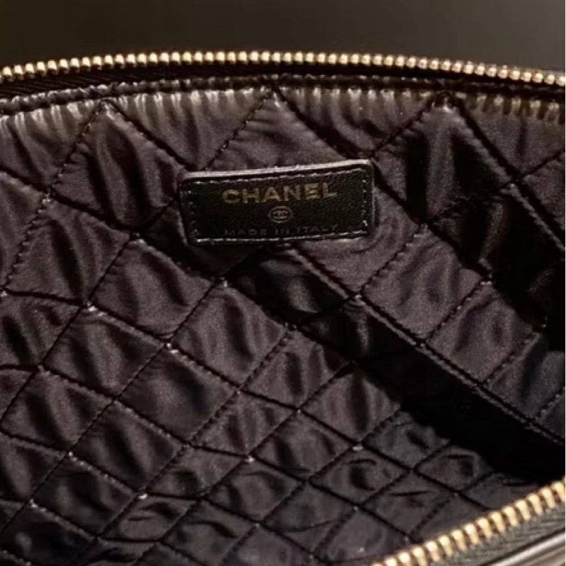 Chanel一字拉鍊吊飾手拿包-5