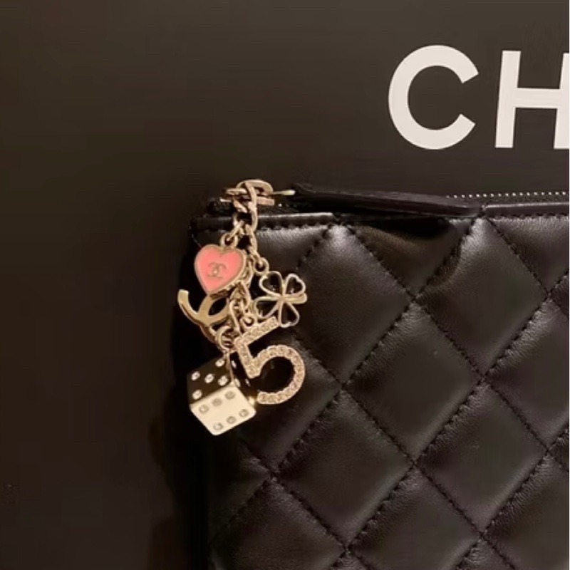 Chanel一字拉鍊吊飾手拿包-7