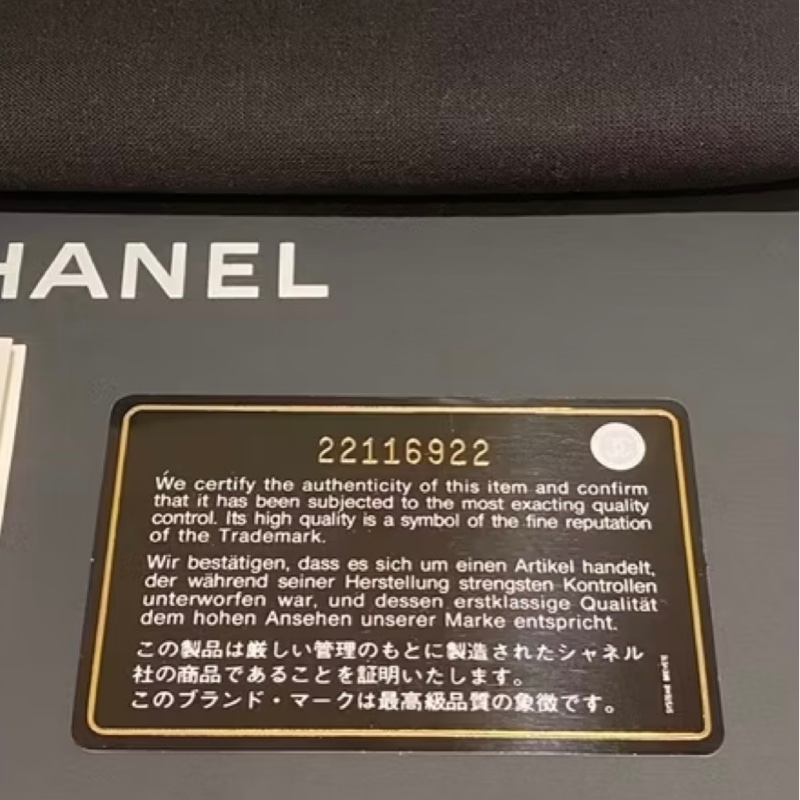 Chanel一字拉鍊吊飾手拿包-8