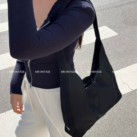 Prada 低調肩背包