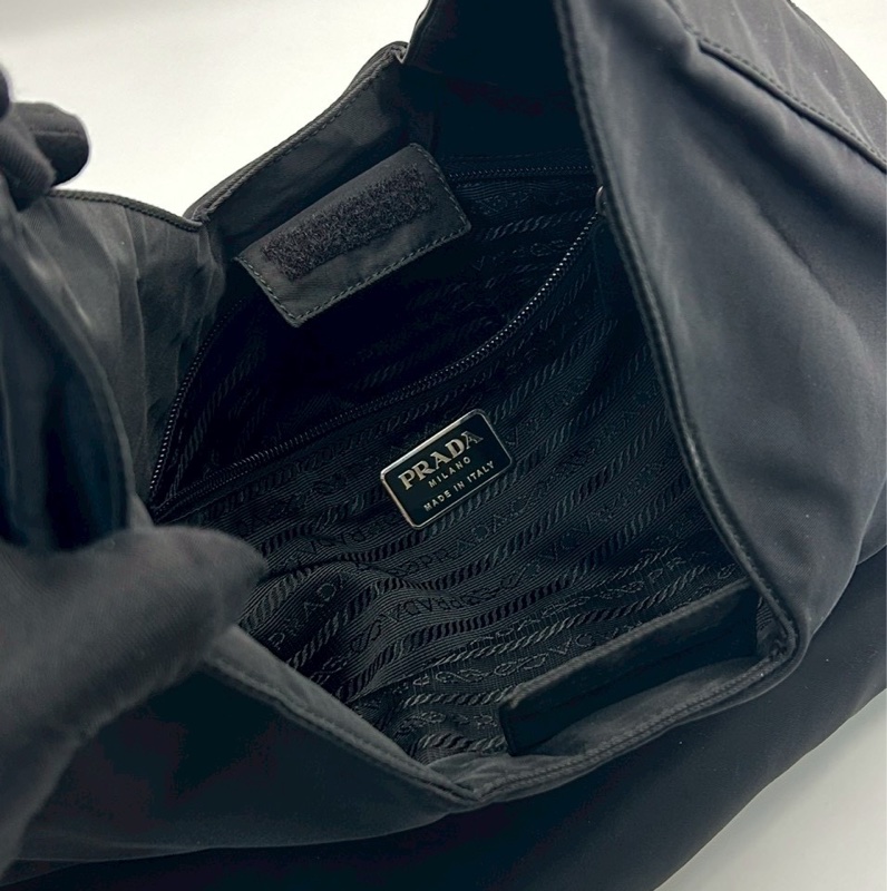 Prada 低調肩背包-11