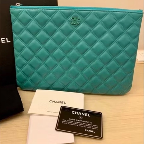 CHANEL 香奈兒羊皮一字拉鍊手拿包～琺瑯CC