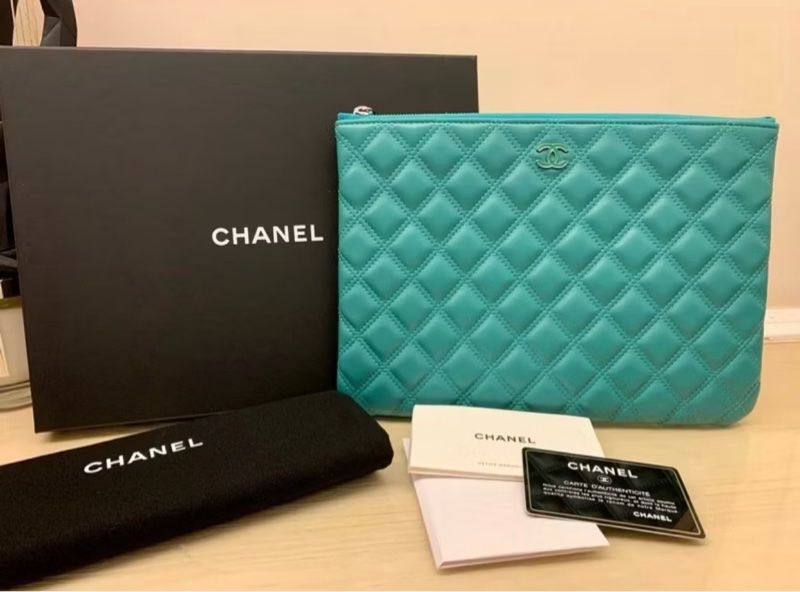 CHANEL 香奈兒羊皮一字拉鍊手拿包～琺瑯CC-1