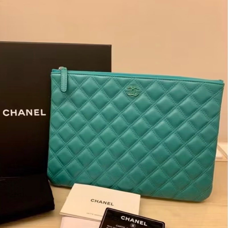 CHANEL 香奈兒羊皮一字拉鍊手拿包～琺瑯CC-2