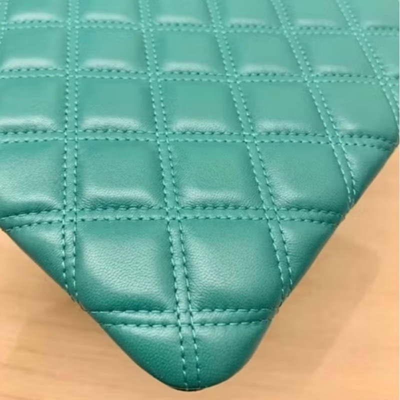 CHANEL 香奈兒羊皮一字拉鍊手拿包～琺瑯CC-5