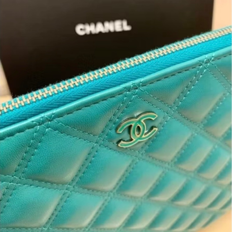 CHANEL 香奈兒羊皮一字拉鍊手拿包～琺瑯CC-6