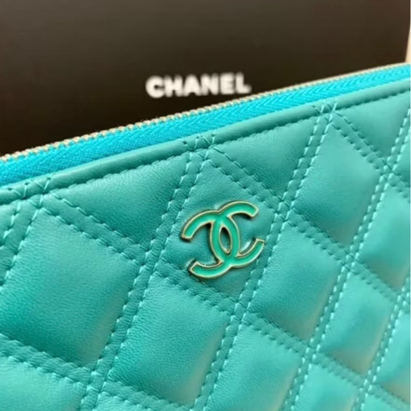 CHANEL 香奈兒羊皮一字拉鍊手拿包～琺瑯CC-7