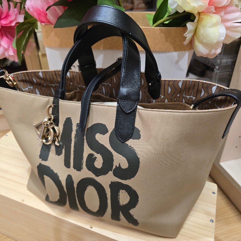 Dior帆布字母塗鴉款-8