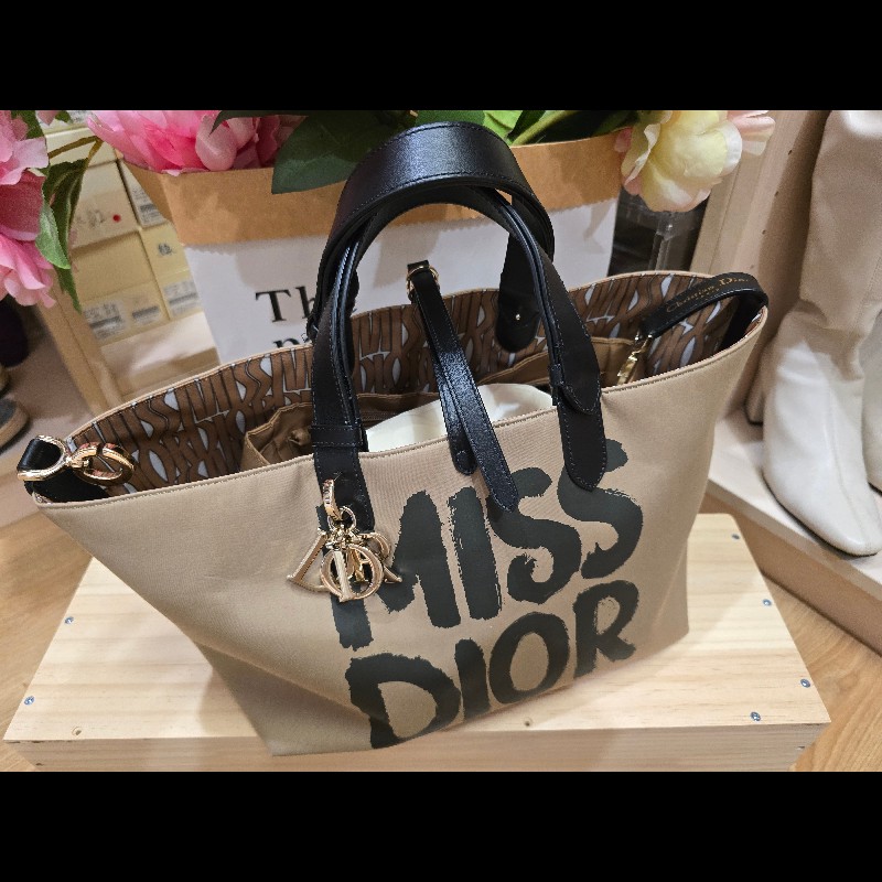 Dior帆布字母塗鴉款-11