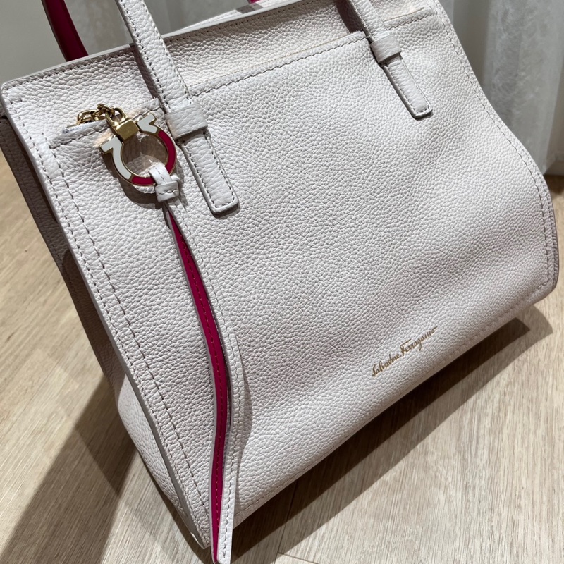 salvatore ferragamo 米白色大款肩背包-0
