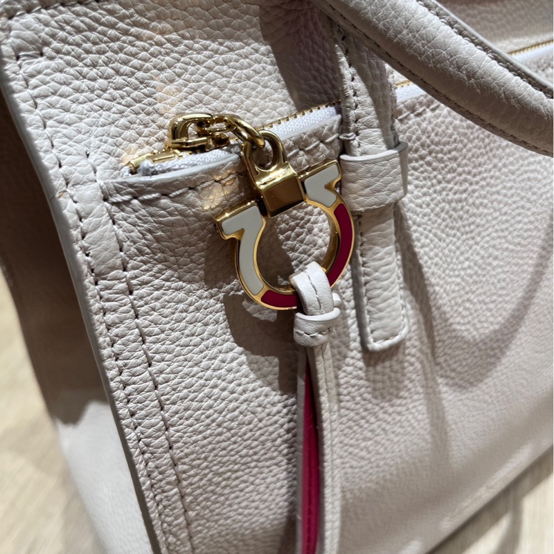 salvatore ferragamo 米白色大款肩背包-2