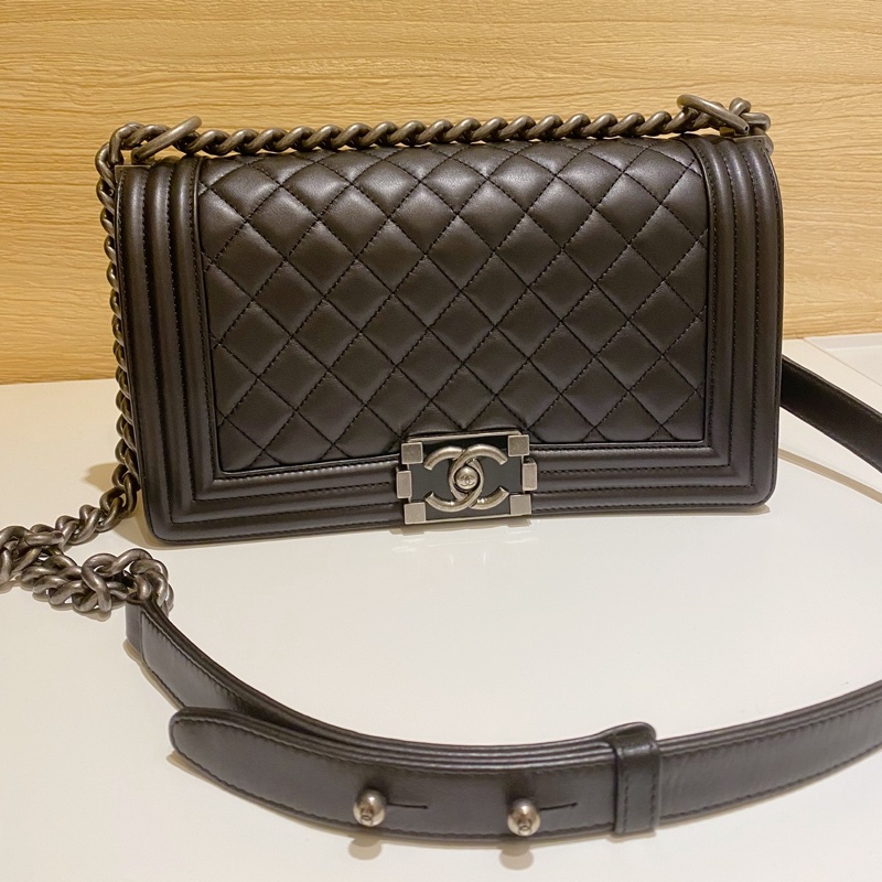 Chanel boy25牛皮限量黑色琺瑯扣-1