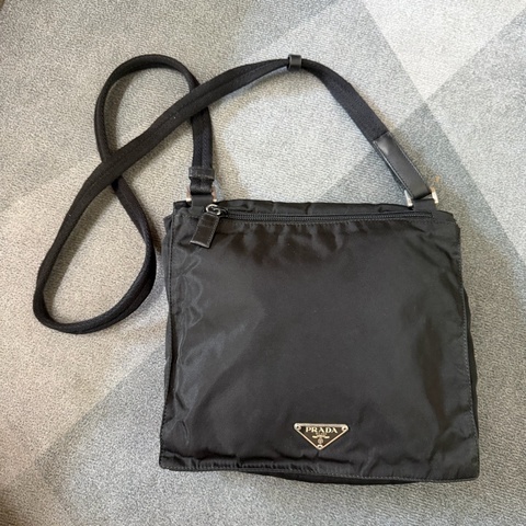 Prada三角標誌尼龍方形袋斜背包