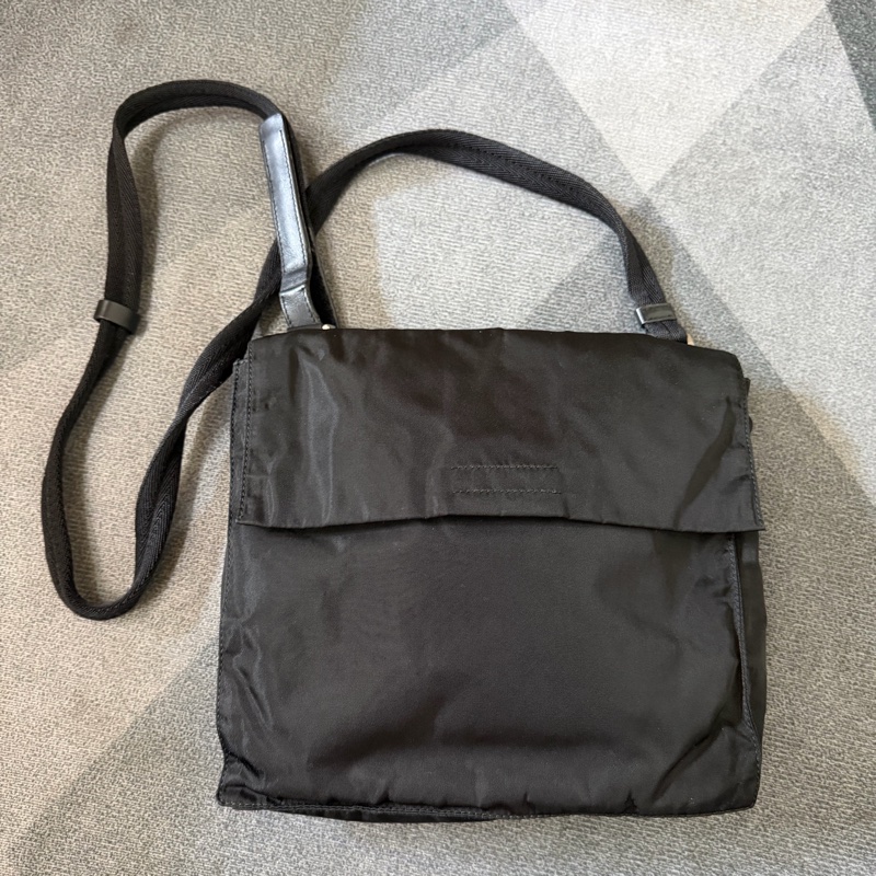 Prada三角標誌尼龍方形袋斜背包-1