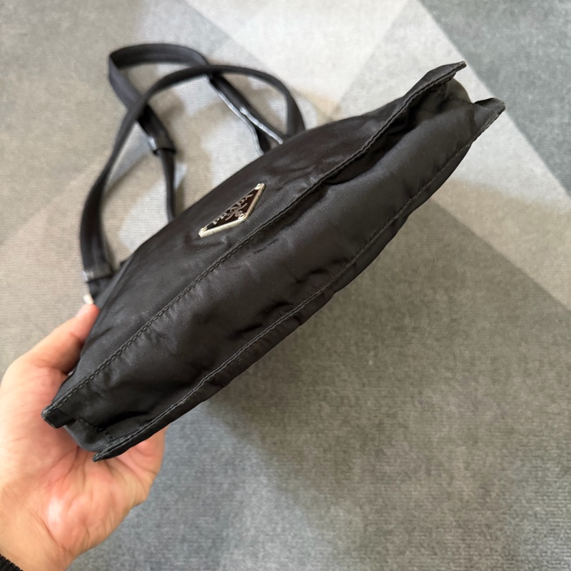 Prada三角標誌尼龍方形袋斜背包-3