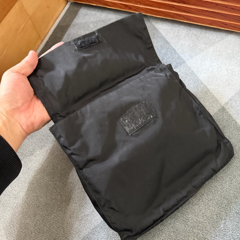 Prada三角標誌尼龍方形袋斜背包-5