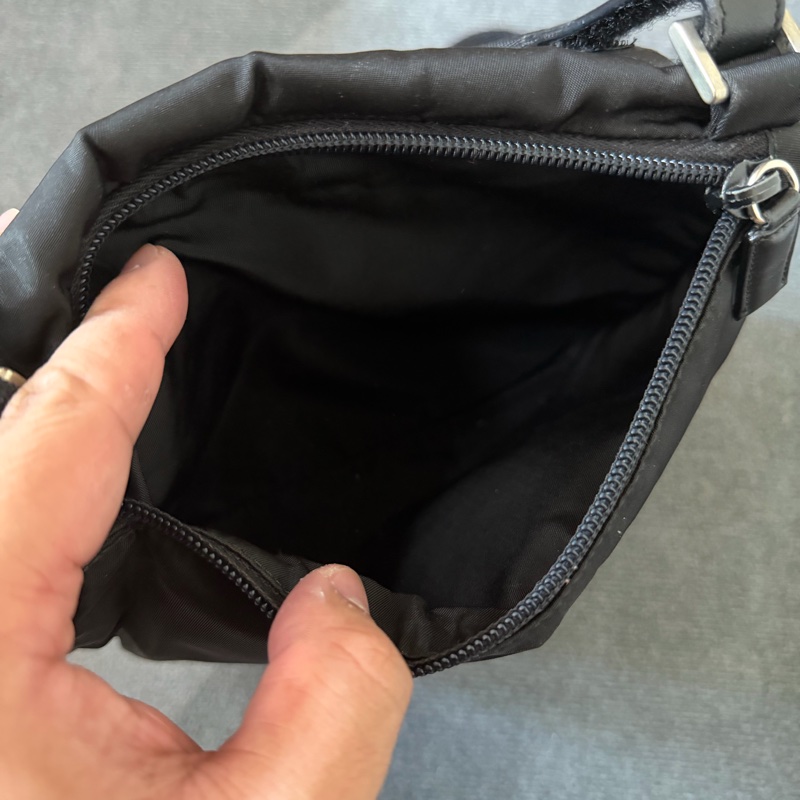 Prada三角標誌尼龍方形袋斜背包-7