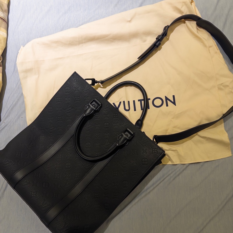 LV M21866 Sac Plat NV 男用托特包附防塵袋盒裝-1