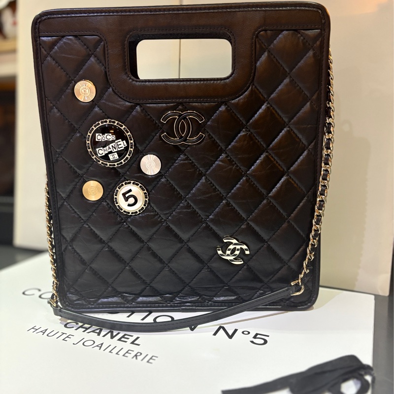 Chanel 2020 限量復古小牛皮徽章手提肩揹包Tote-0