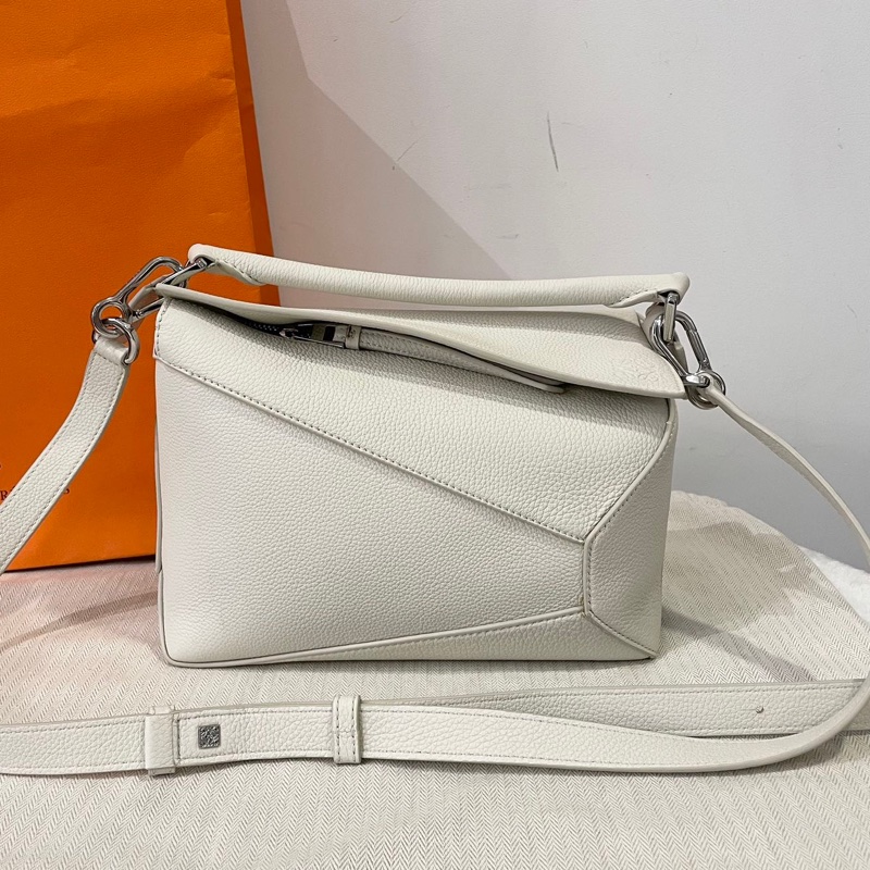 LOEWE羅意威 Puzzle 白色浮雕字謎可拆卸可調節肩帶 柔軟粒面小牛皮-0