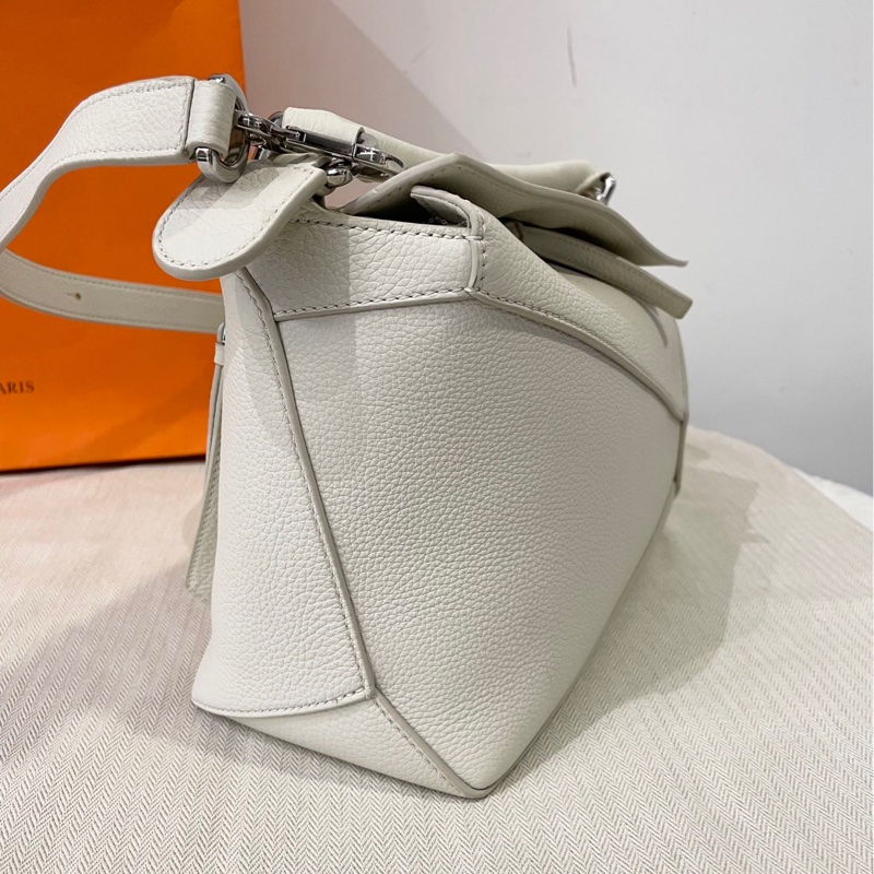 LOEWE羅意威 Puzzle 白色浮雕字謎可拆卸可調節肩帶 柔軟粒面小牛皮-2