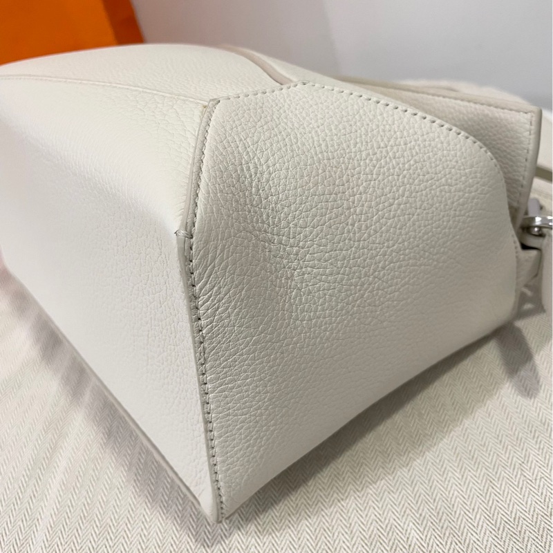 LOEWE羅意威 Puzzle 白色浮雕字謎可拆卸可調節肩帶 柔軟粒面小牛皮-4
