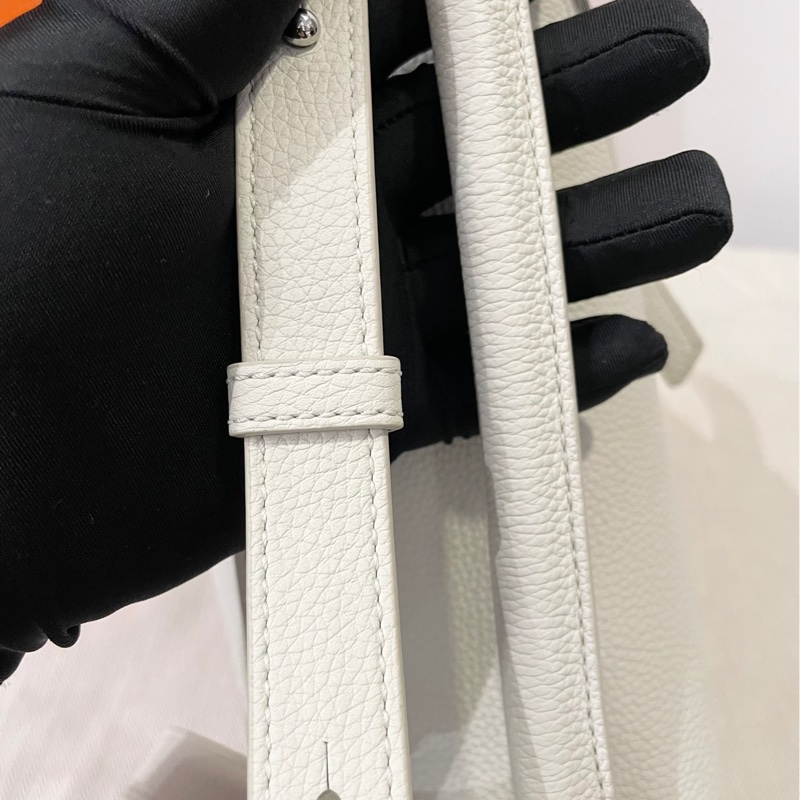 LOEWE羅意威 Puzzle 白色浮雕字謎可拆卸可調節肩帶 柔軟粒面小牛皮-5