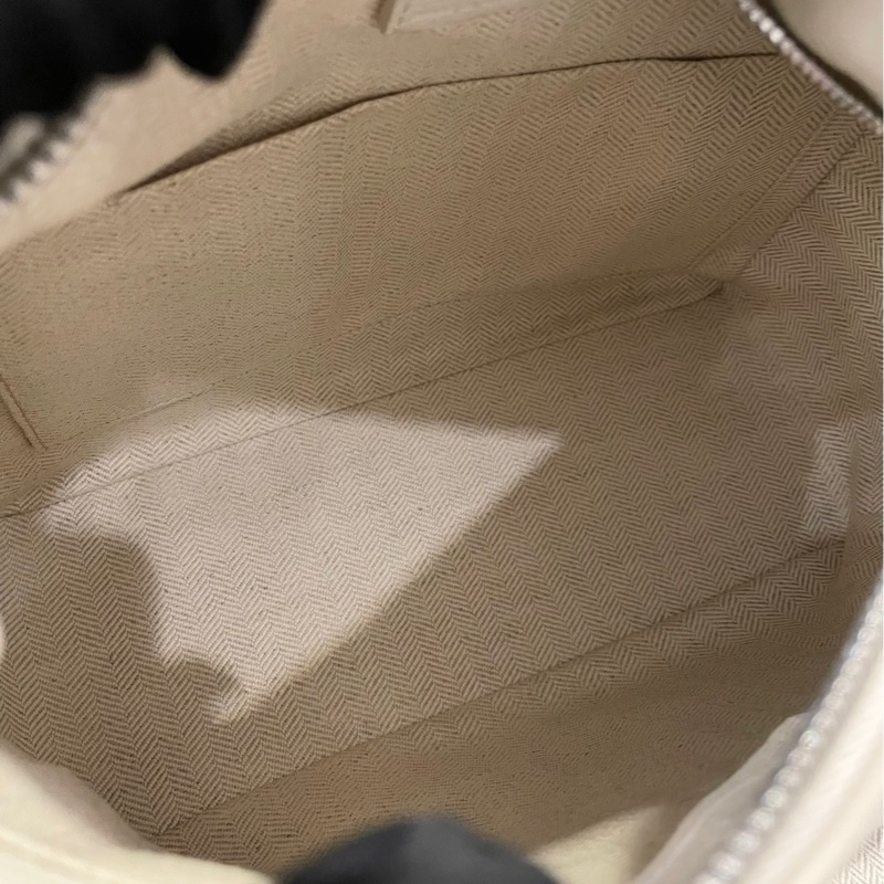 LOEWE羅意威 Puzzle 白色浮雕字謎可拆卸可調節肩帶 柔軟粒面小牛皮-6