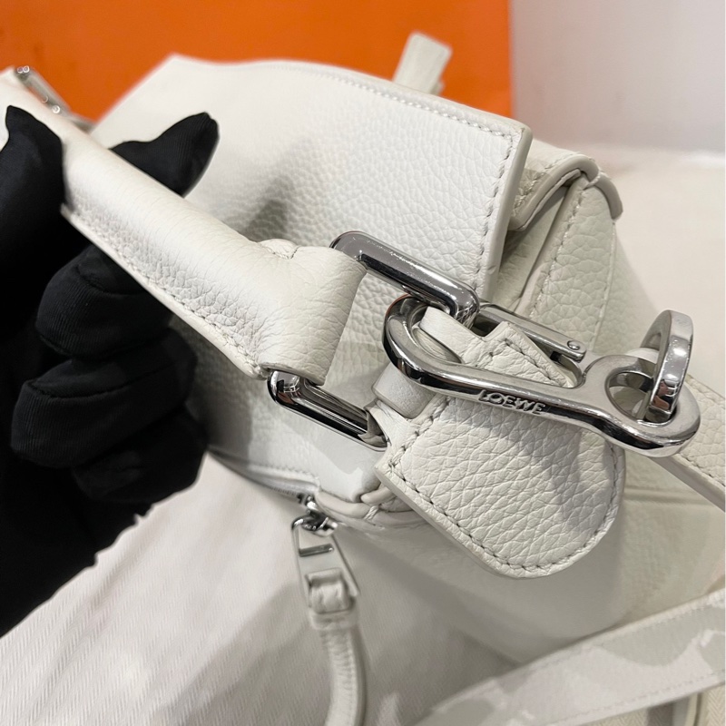 LOEWE羅意威 Puzzle 白色浮雕字謎可拆卸可調節肩帶 柔軟粒面小牛皮-7