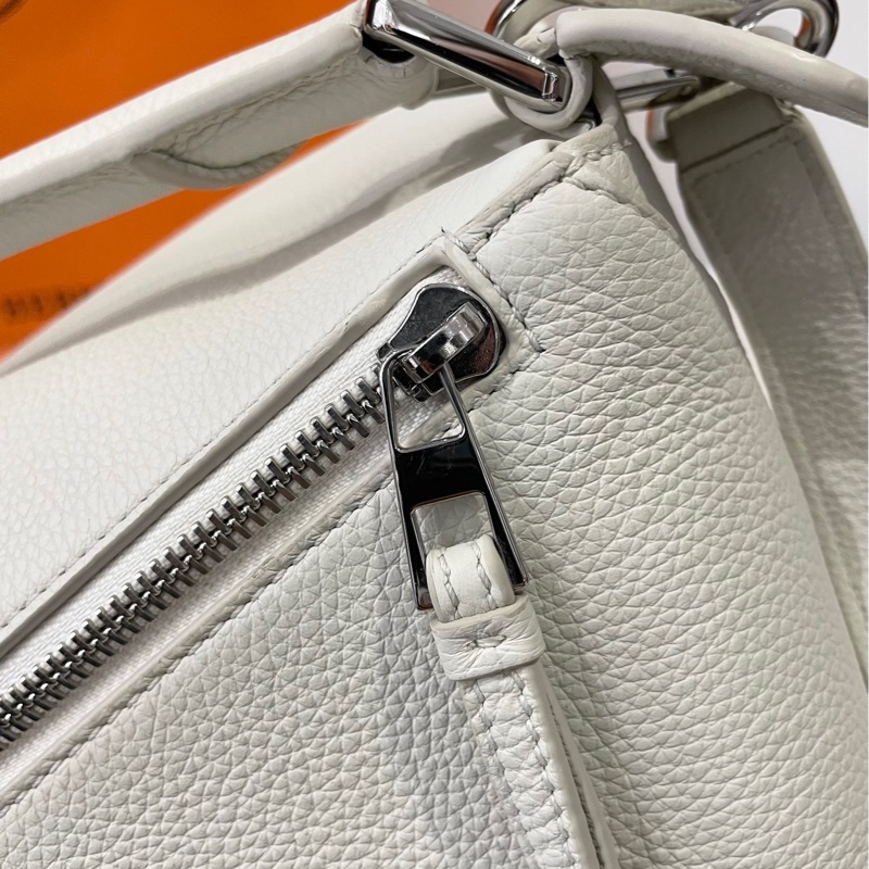 LOEWE羅意威 Puzzle 白色浮雕字謎可拆卸可調節肩帶 柔軟粒面小牛皮-8