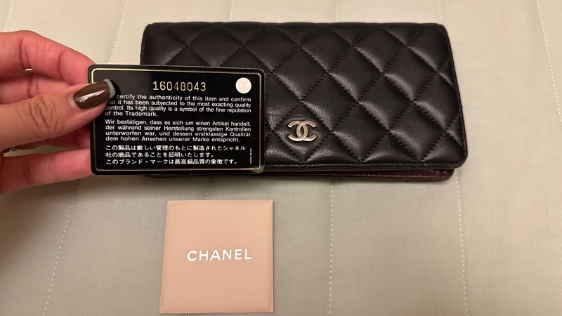 日本購入 CHANEL香奈兒 黑銀牛皮對開長夾-3