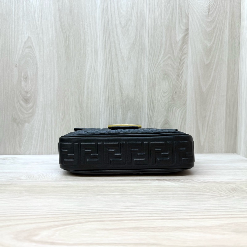 FENDI黑羊皮Baguette Chain小號法棍包8BR793-4