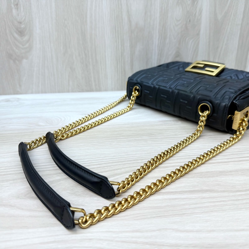 FENDI黑羊皮Baguette Chain小號法棍包8BR793-8