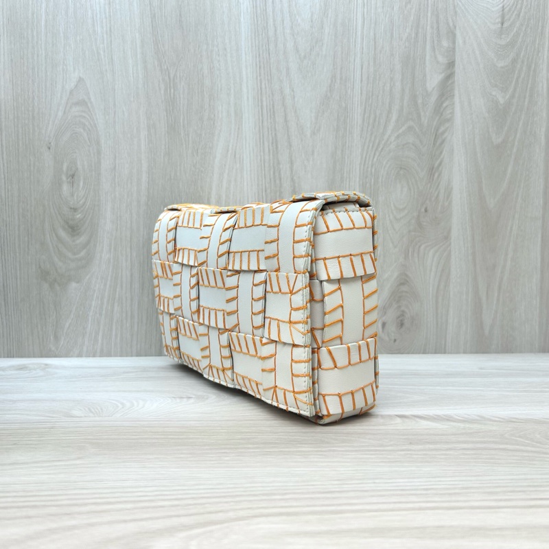 BV白色羊皮橘線編織側背包-2