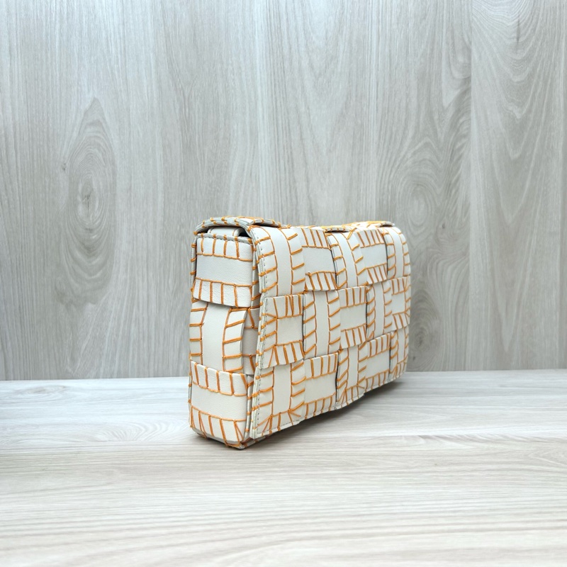 BV白色羊皮橘線編織側背包-3