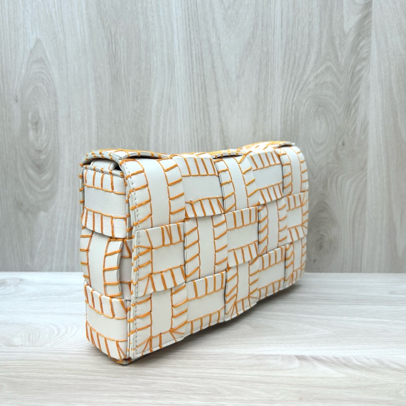 BV白色羊皮橘線編織側背包-4