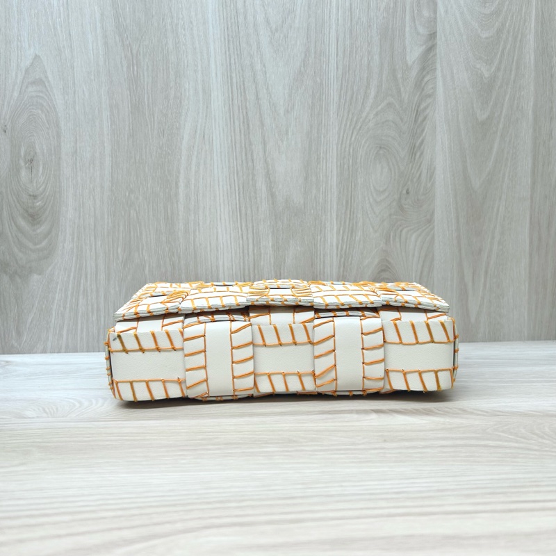 BV白色羊皮橘線編織側背包-5