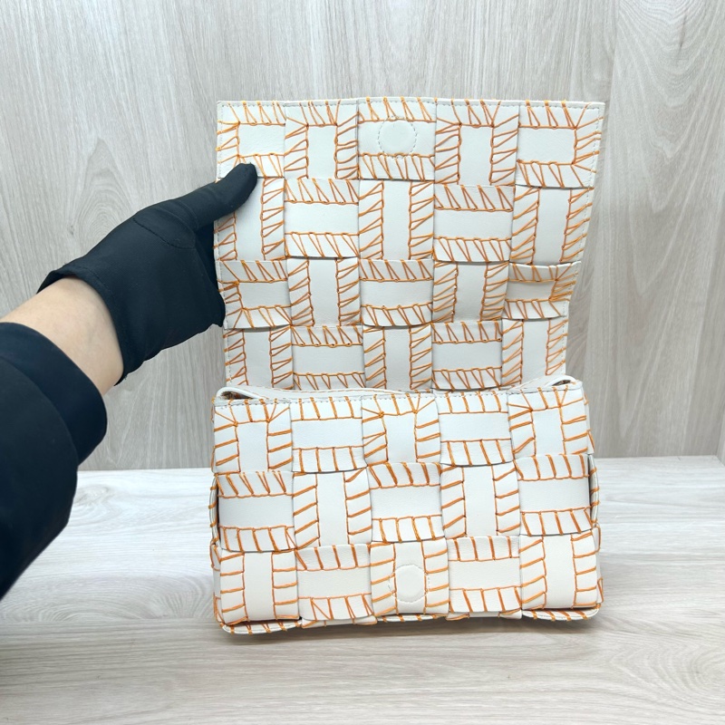 BV白色羊皮橘線編織側背包-6