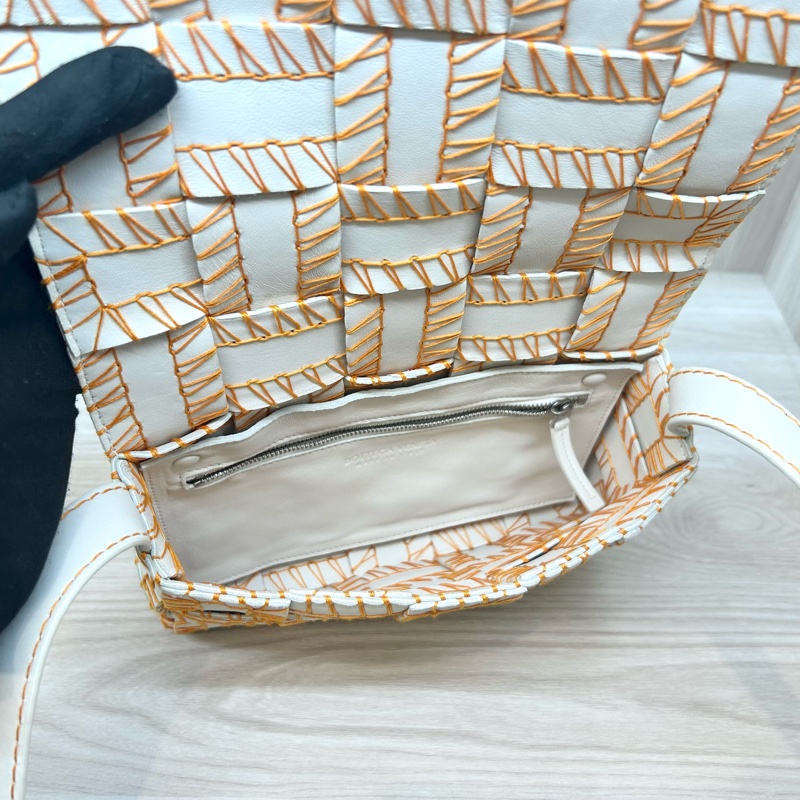 BV白色羊皮橘線編織側背包-7