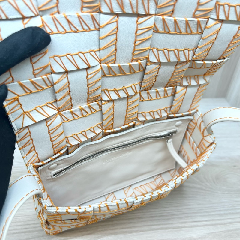 BV白色羊皮橘線編織側背包-8